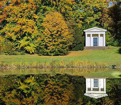 Der Englische Garten entstand ab 1769 und zählt zu einer der ältesten Gartenanlagen nach englischem Vorbild.